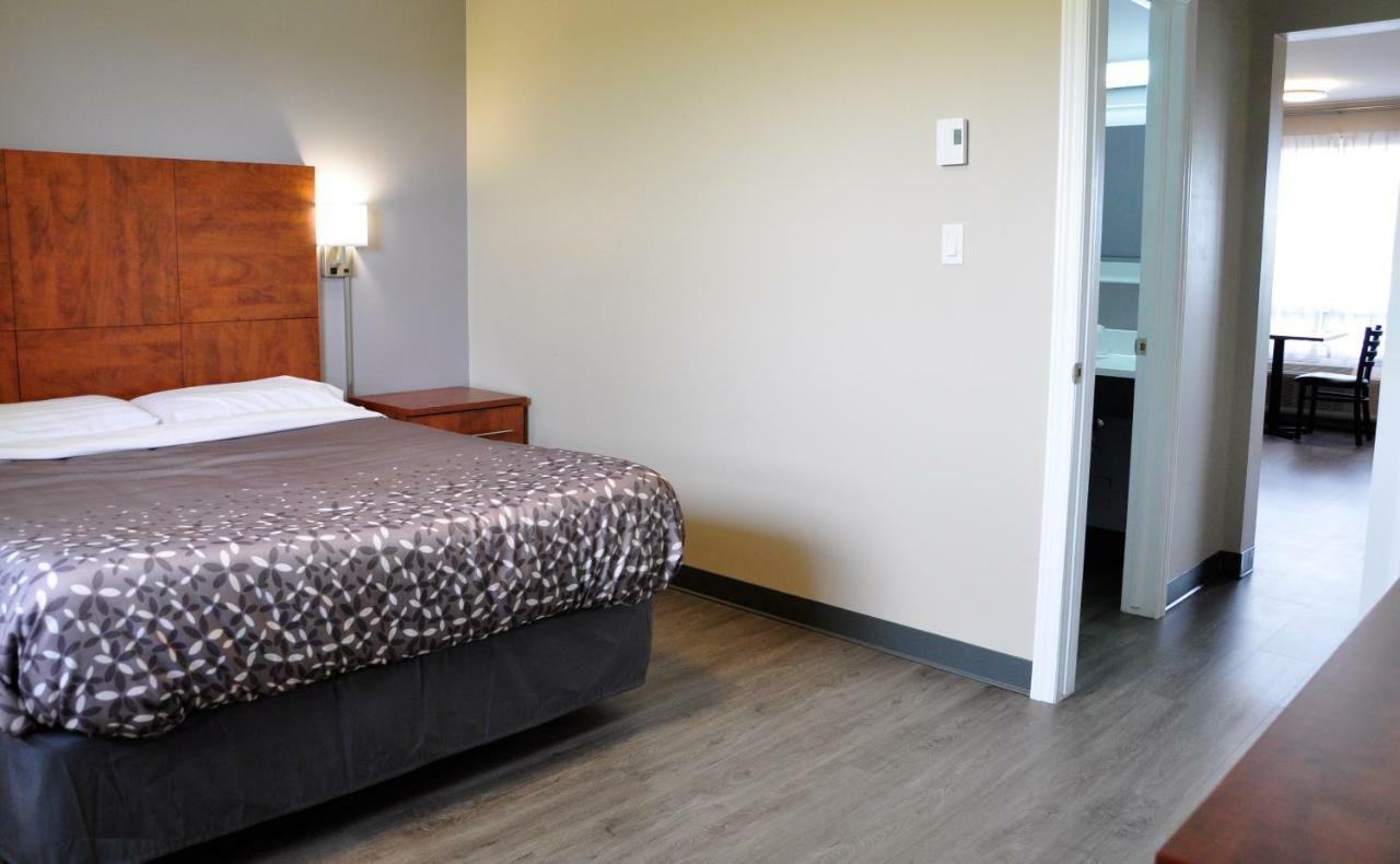 Moonlight Inn And Suites Sudbury Exterior photo